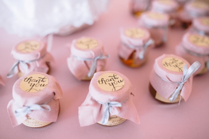 Small jars of thank-you gifts at wedding