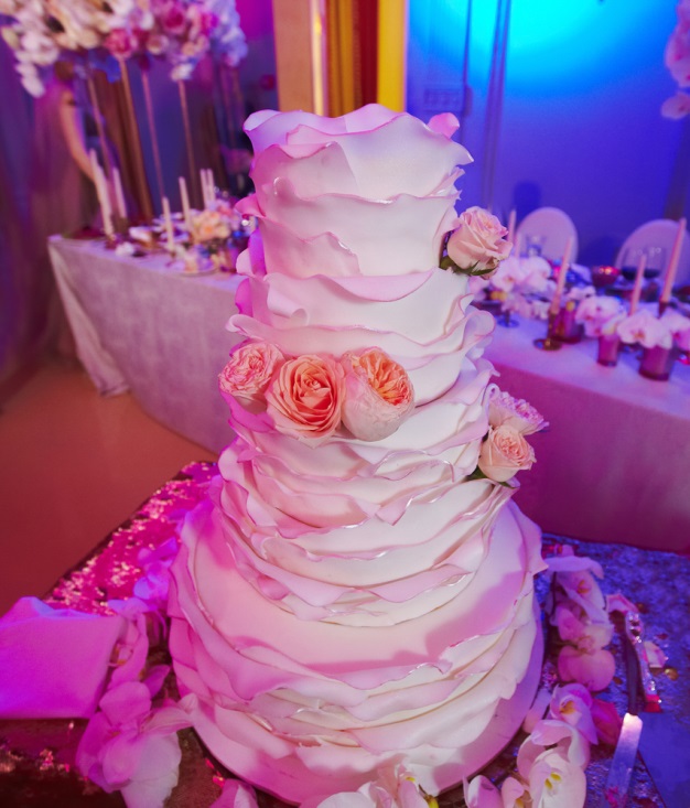 Rose-inspired wedding cake